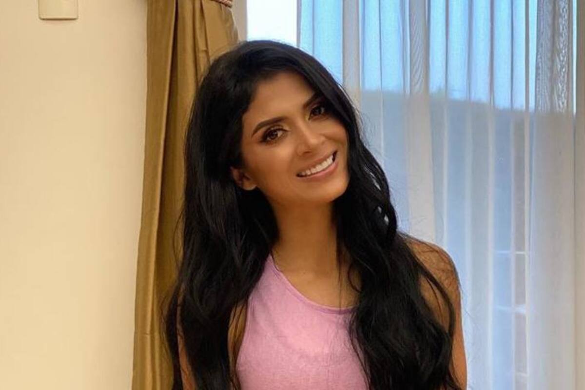 Kimberly Flores se queda en casa y posa sensualmente