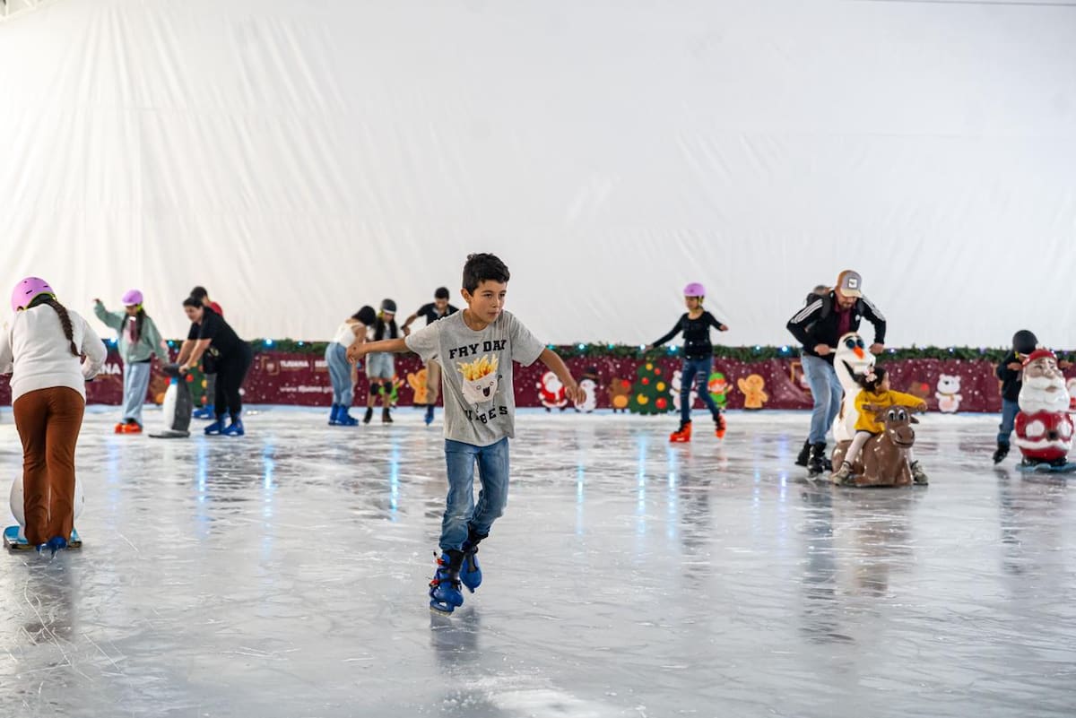 La pista de hielo instalada en la explanada del Monumento a la Madre permanecerá abierta al público del 12 de diciembre al 6 de enero, con entrada gratuita. Foto: Border Zoom