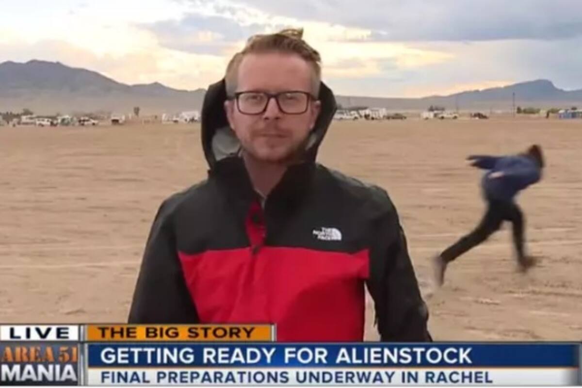 Hombre corriendo como Naruto interrumpe reportaje cerca del Área 51