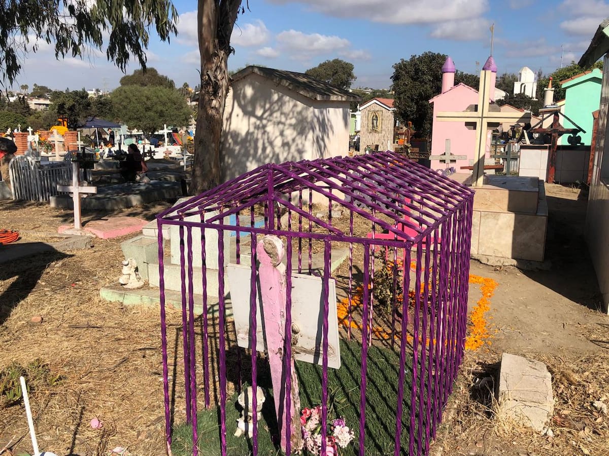 Adornan tumbas de niños en Rosarito por Día de Todos los Santos