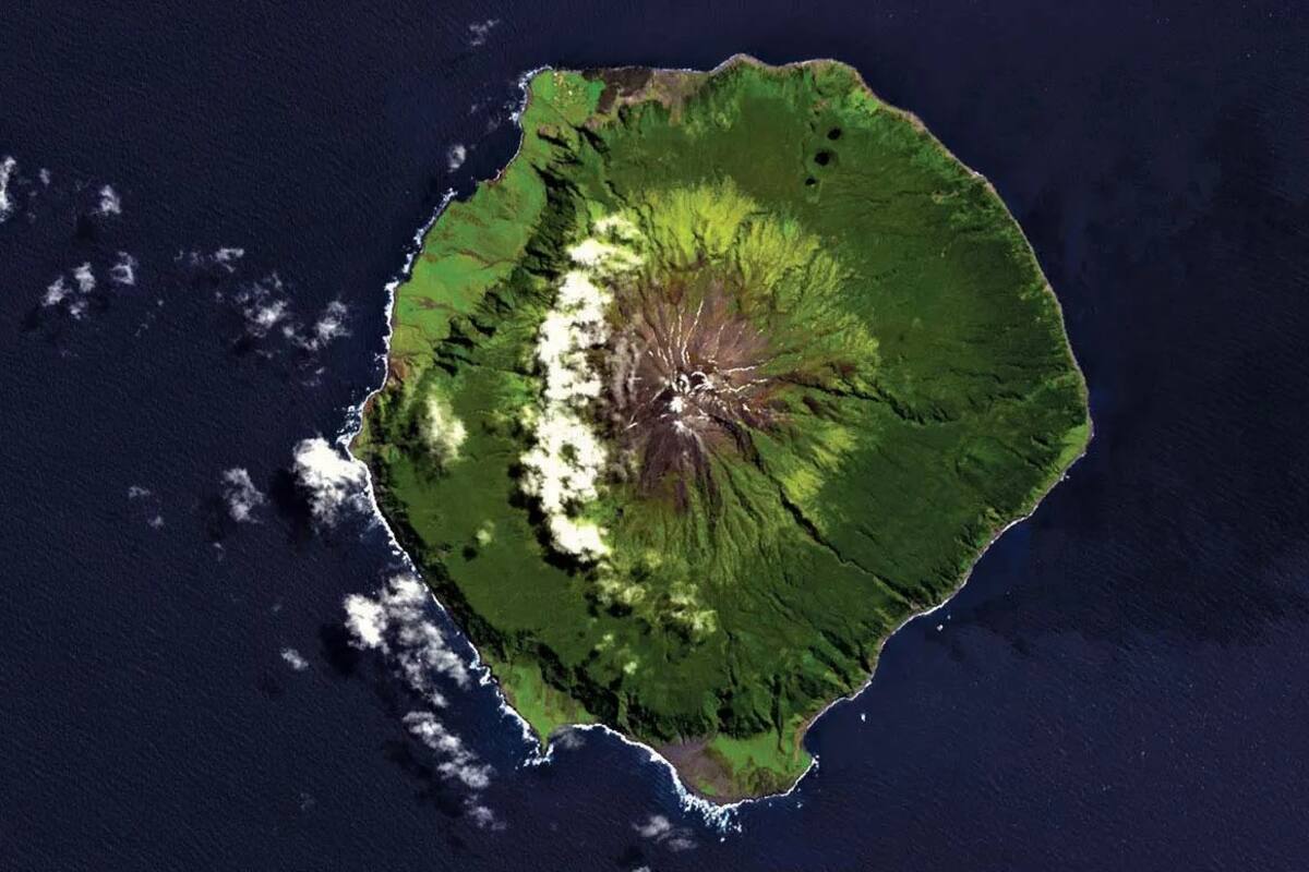 ¿Sabías que existe una isla en el océano Atlántico Sur que solo se puede visitar una vez al año?