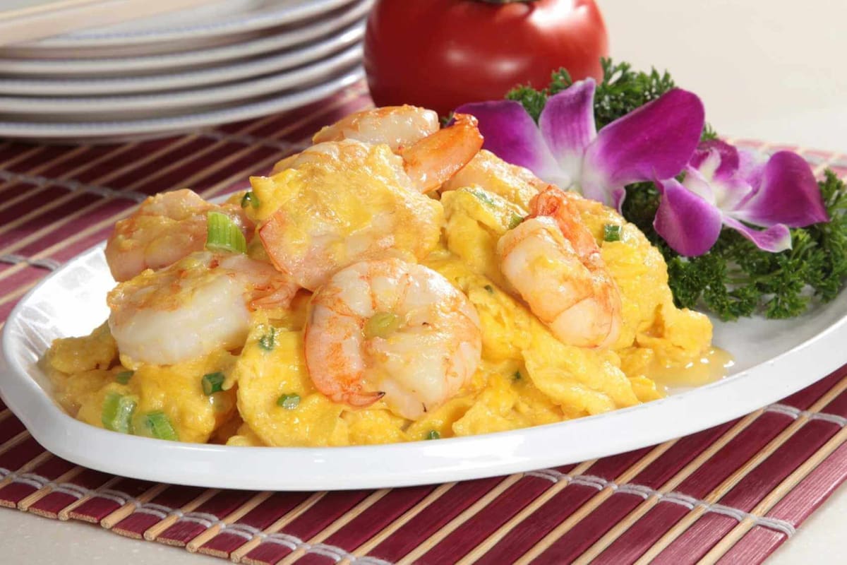 Huevos con camarones