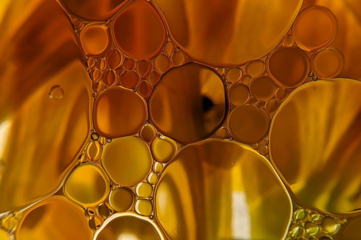 ¿Qué significa soñar con aceite? Esto es lo que tu subconsciente podría estar intentando decirte