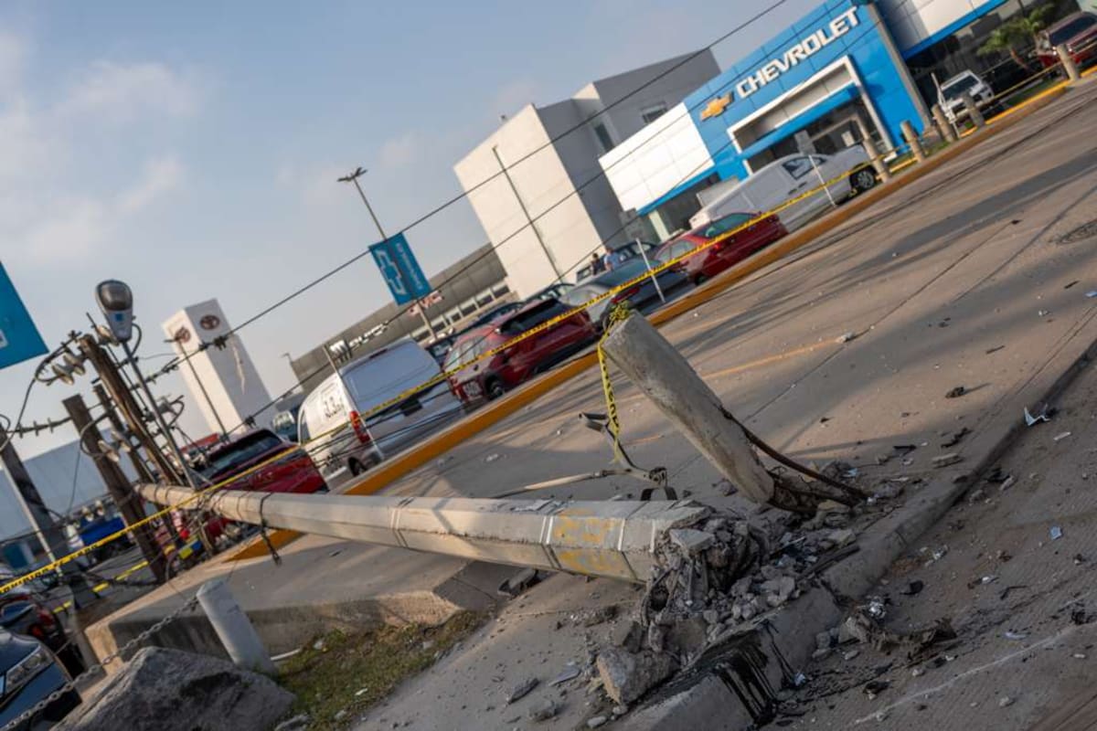El choque provocó la caída de cables de electricidad a la altura de la plaza Mundo Divertido durante la mañana de este jueves. Foto: Border Zoom