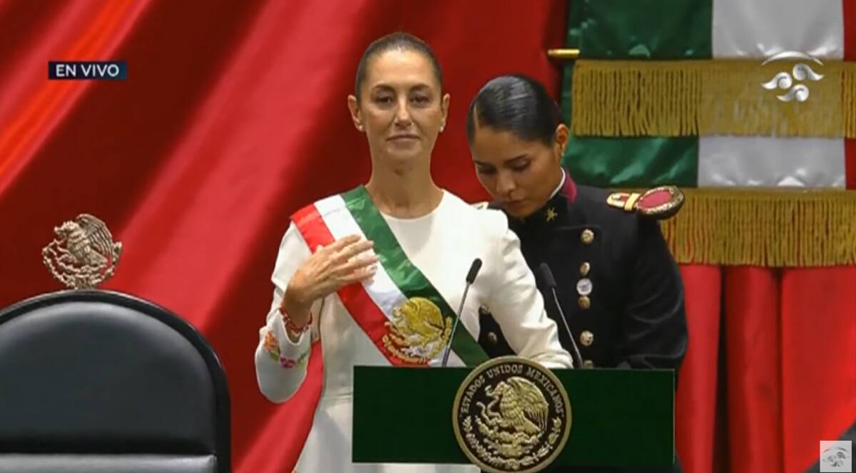Claudia Sheinbaum se convierte oficialmente en la primera presidenta de México en 200 años, se coloca la banda presidencial.