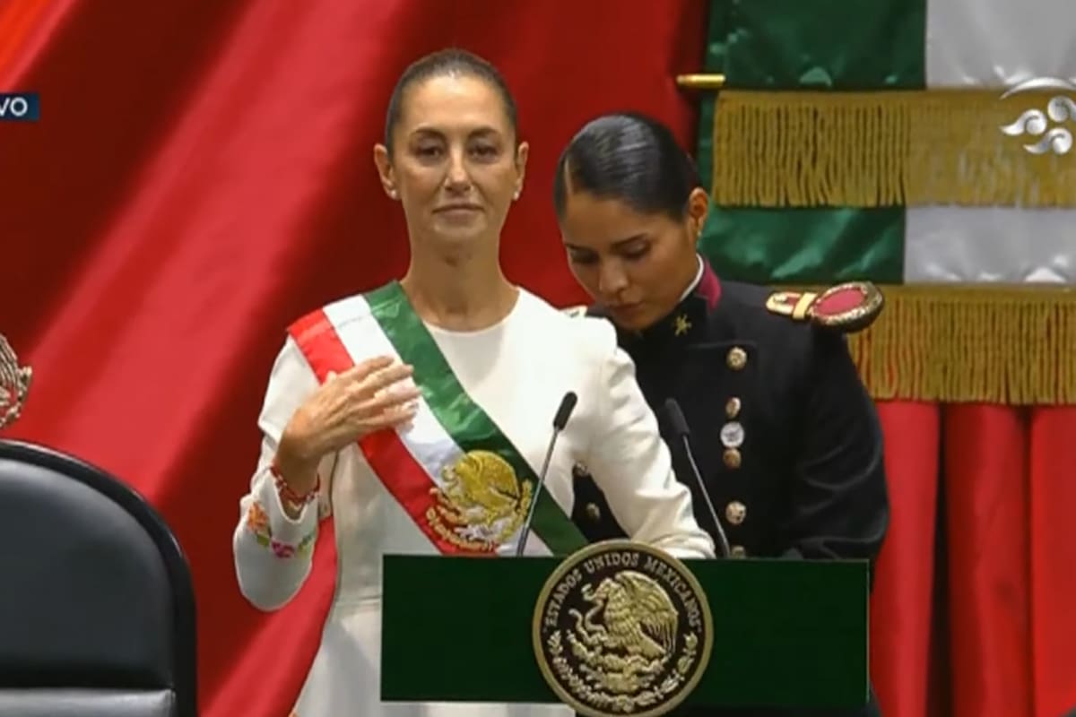 Claudia Sheinbaum se coloca la banda presidencial y asume como la primera presidenta de México