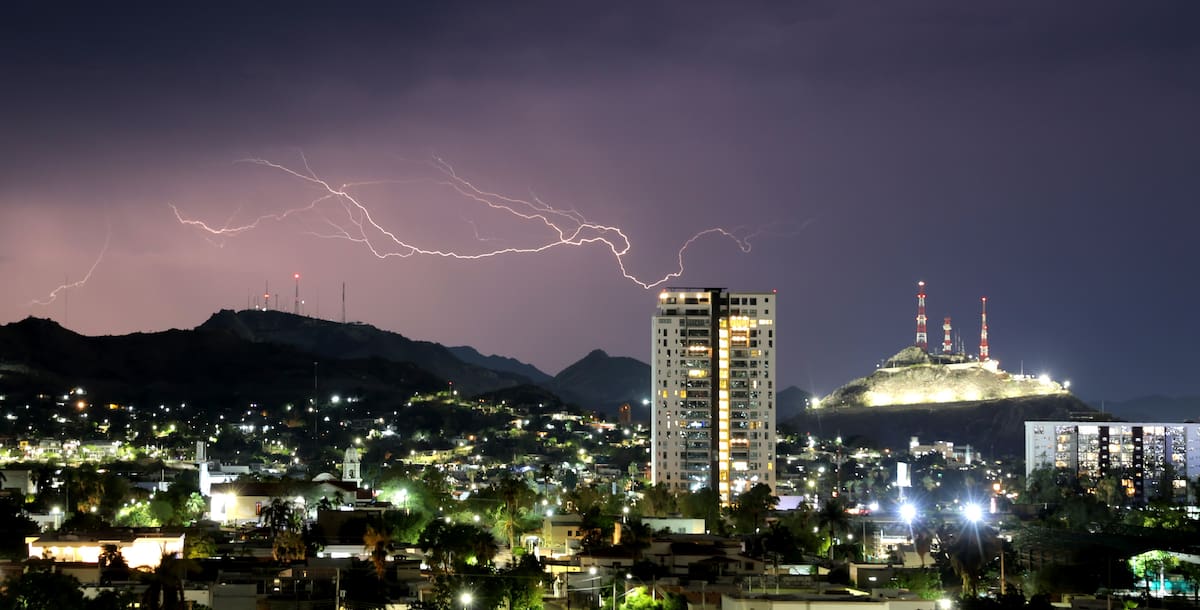 Fotografía de archivo de Hermosillo, Sonora, en una noche iluminada con descargas eléctricas. | Crédito: Archivo GH
