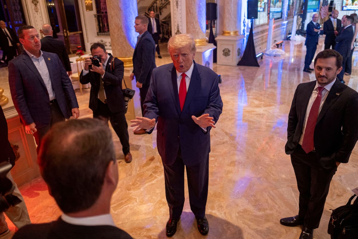 Foto de archivo del expresidente de EEUU Donald Trump hablando con periodistas en su resort de Mar-a-Lago en Palm Beach, Florida Nov 8, 2022. REUTERS/Ricardo Arduengo