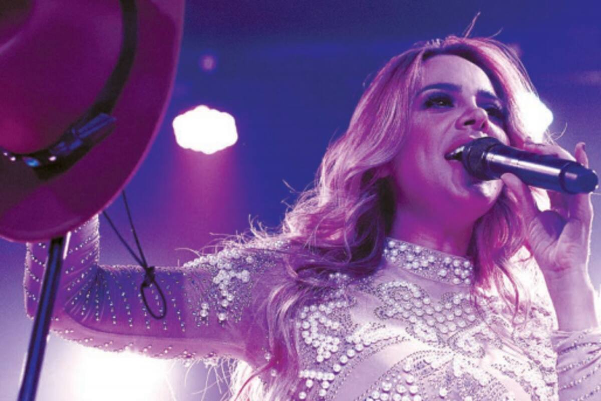 Karina Catalán como reina en casa