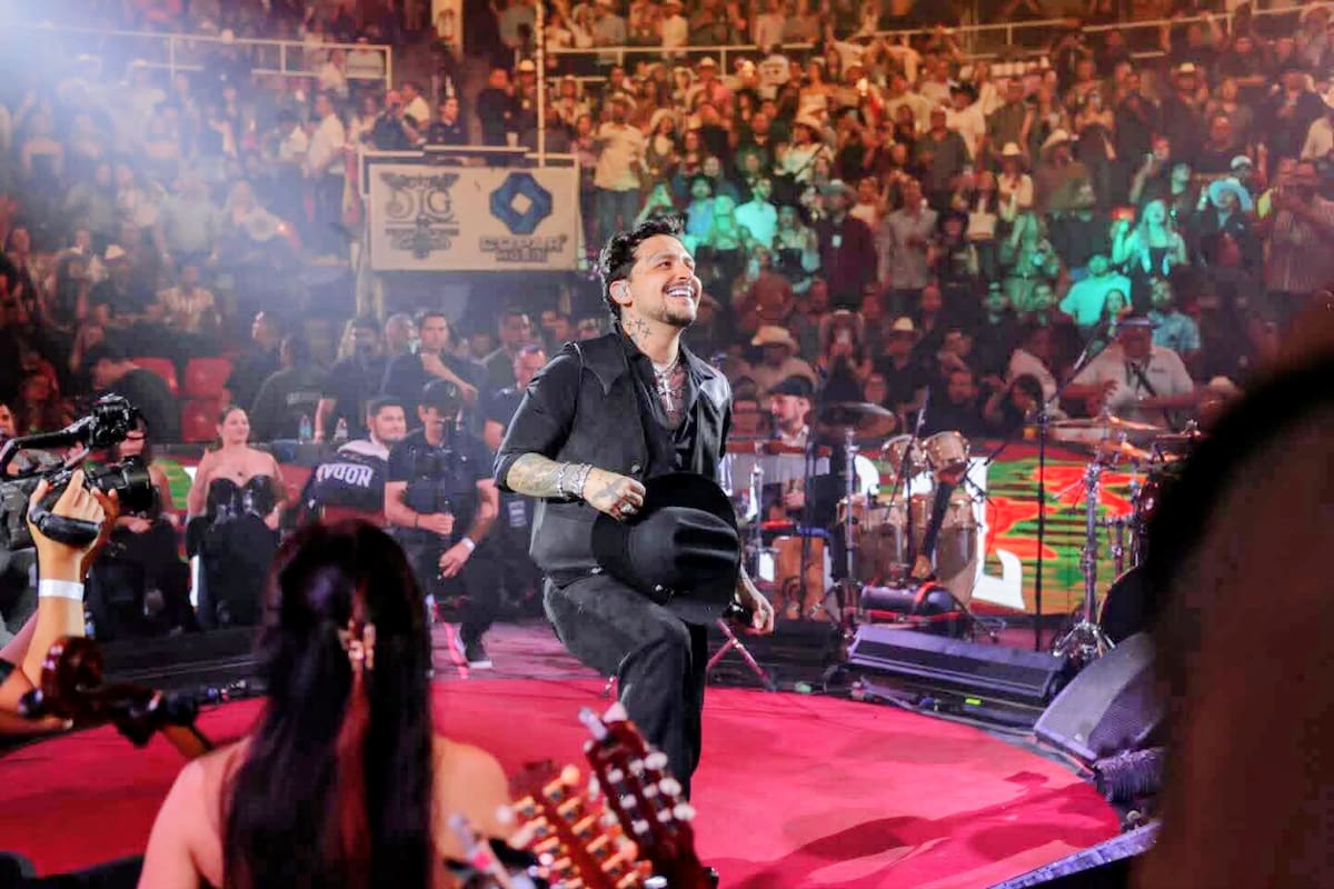El cantante sonorense regresó por segundo año consecutivo al Palenque de la ExpoGan 2026, donde interpretó sus mayores éxitos, convivió con fanáticos y reconoció el cariño del público de Hermosillo. | Foto: Julián Ortega.