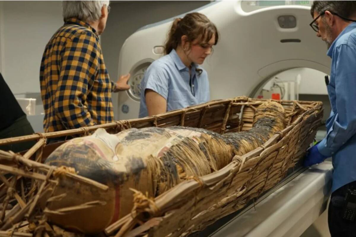 Investigadores del Museo Field escanean un individuo momificado exhibido en la exposición "Dentro del Antiguo Egipto". / Morgan Clark-Museo Field