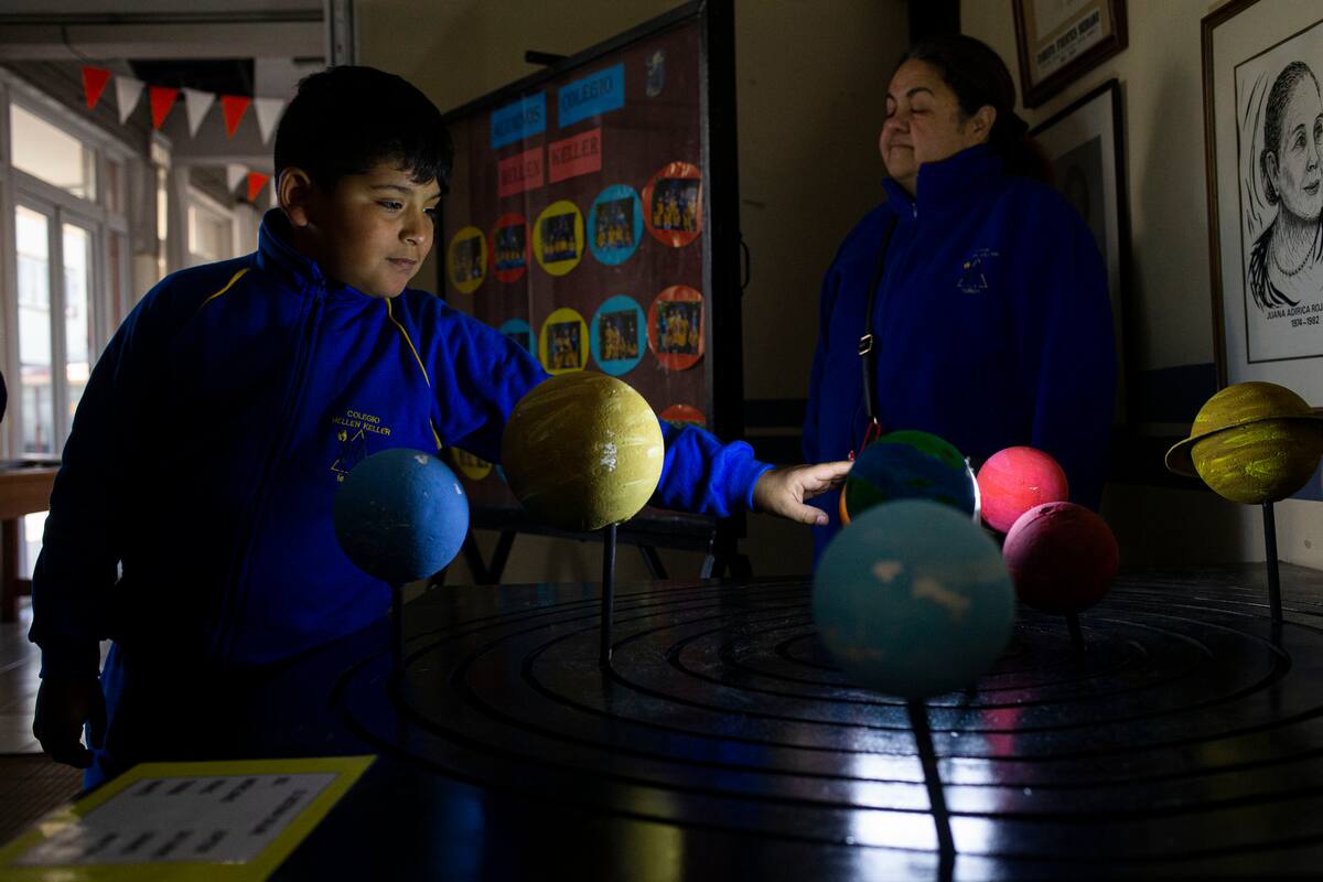 Niños débiles visuales viven eclipse total en Chile