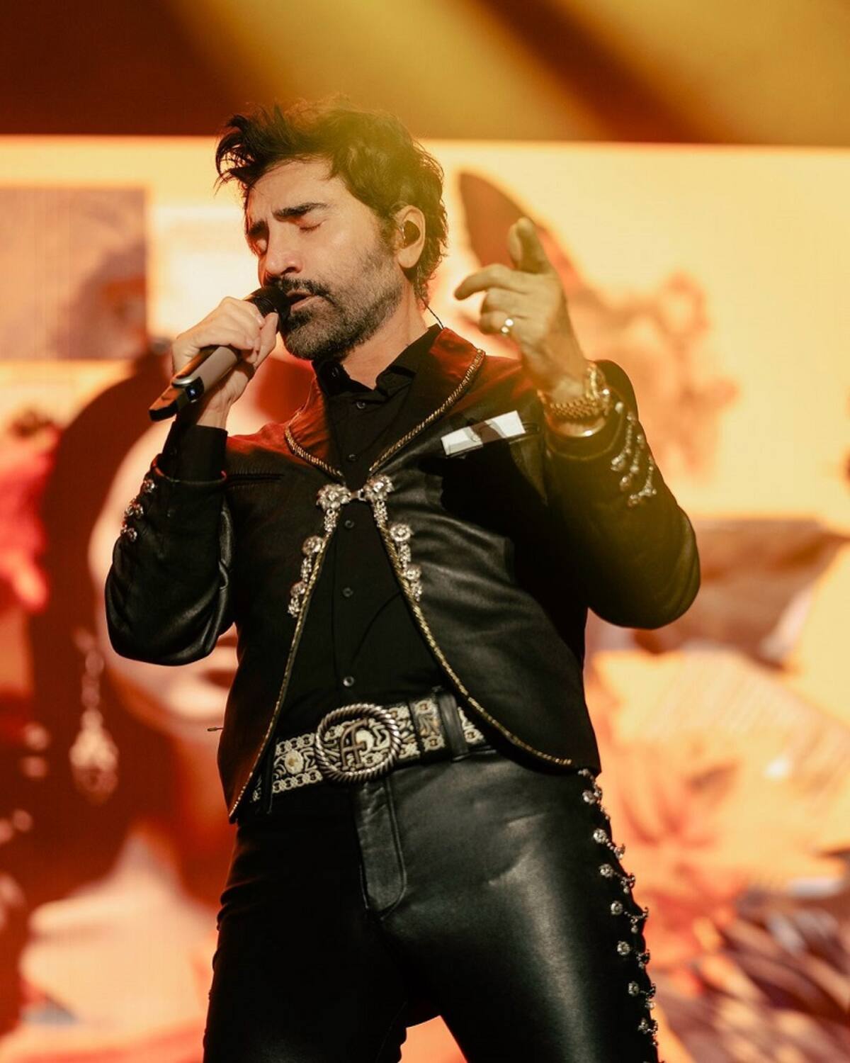 Alejandro Fernández está envuelto de nuevo en la controversia, esta vez por el aspecto de su cuerpo.