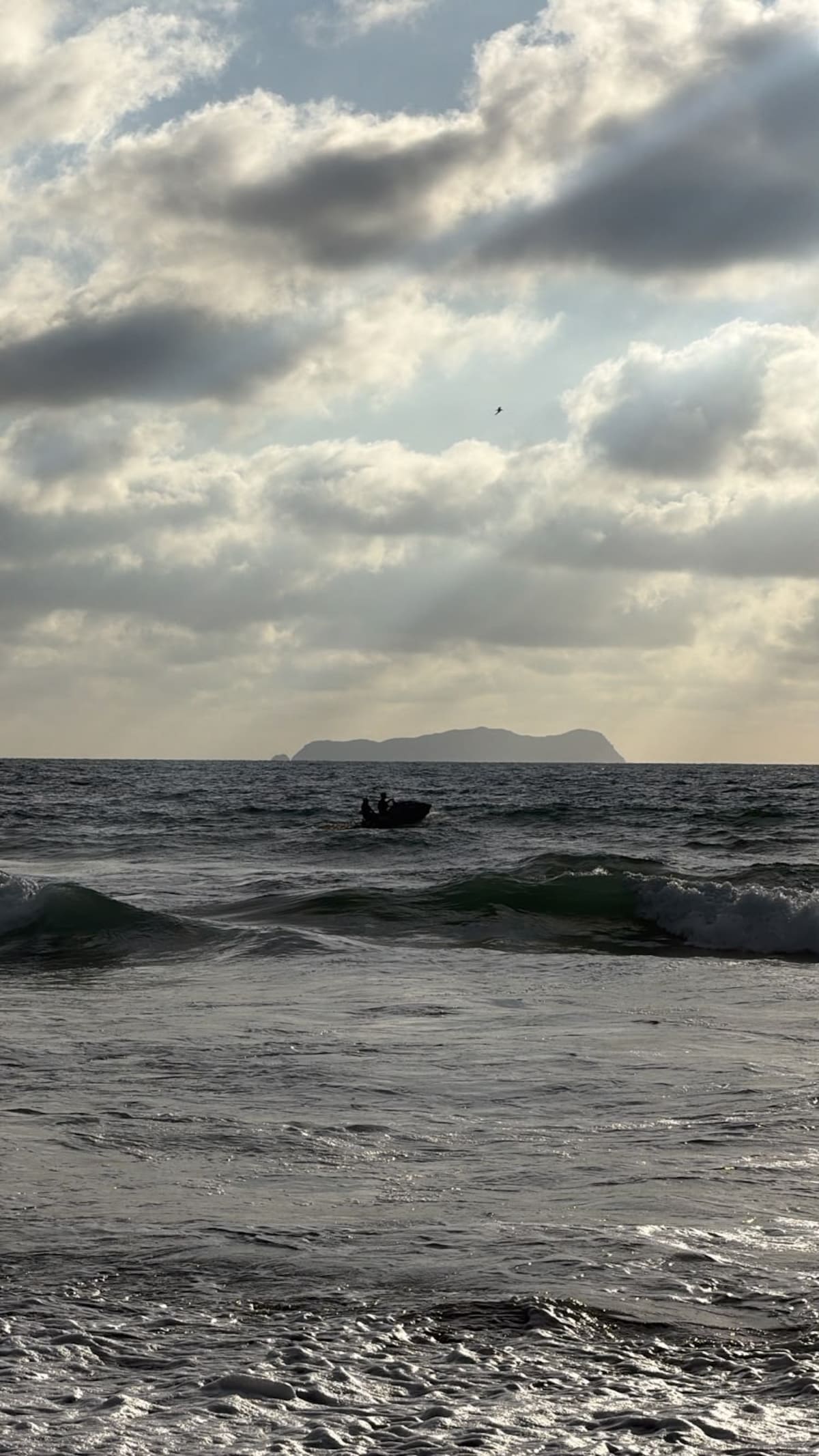 Elementos de Salvavidas y Bomberos mantienen un operativo para localizar al segundo menor, quien ingresó al mar y permanece en calidad de no localizado. Foto: Cortesía
