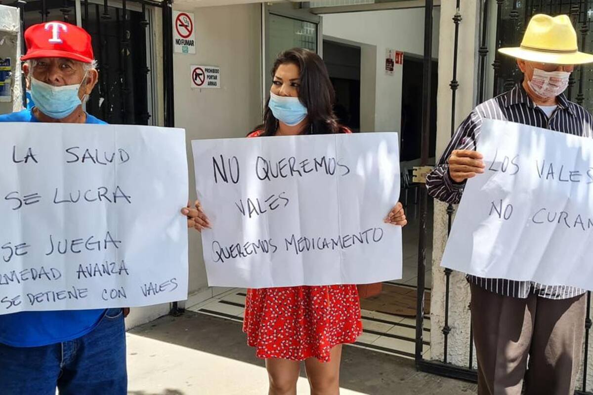 Derechohabientes de Isssteson se manifiestan por falta de medicamentos
