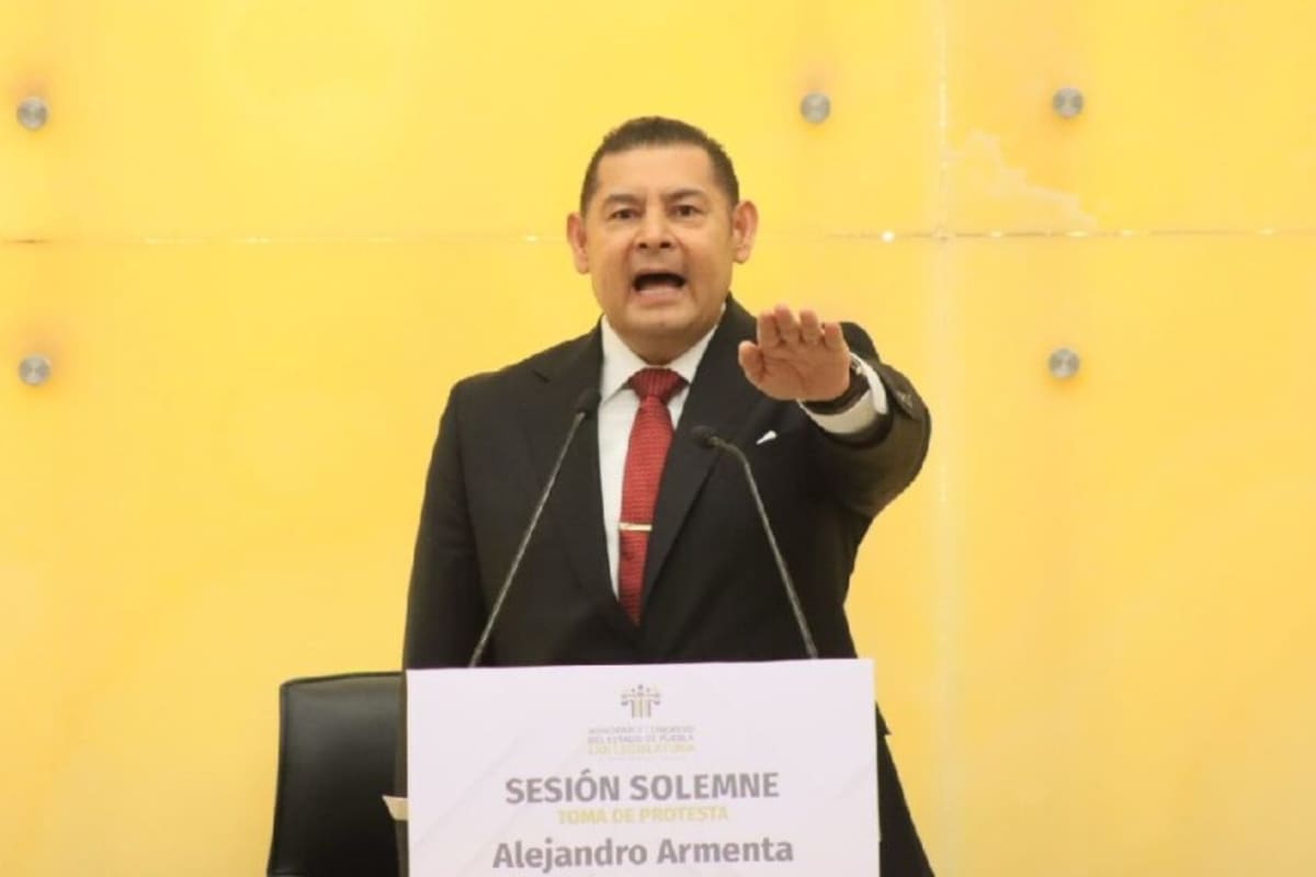 La Secretaría de Movilidad y Transporte de Puebla pidió presentar denuncias formales tras acusaciones de extorsión y cobros de hasta 50 mil pesos por plazas a cerca de 250 elementos, señaladas en una carta abierta dirigida al gobernador Alejandro Armenta Mier
