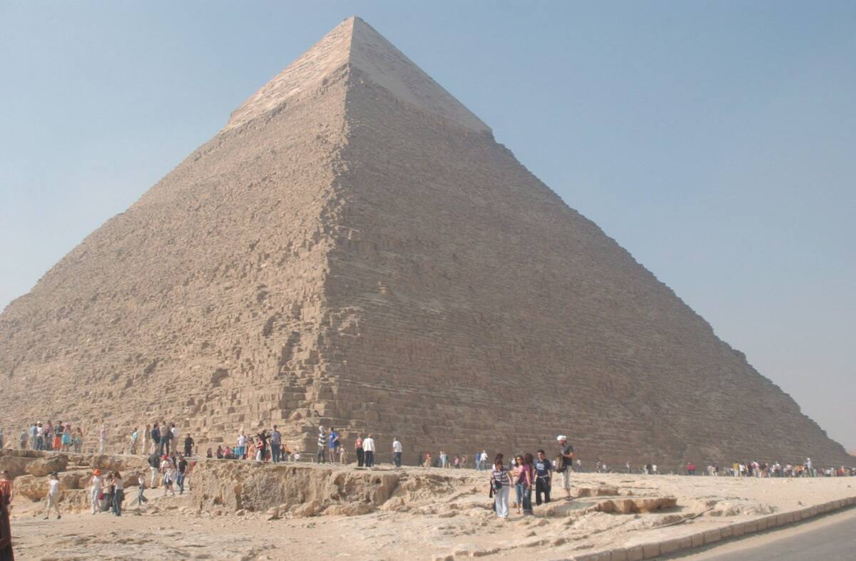 EGIPTO-PIRÁMIDE:SAR04- CAIRO (EGIPTO), 27/02/07.- Vista panorámica de un grupo de turistas que se acercan y contemplan la Gran Pirámide de Giza, cerca al Cairo (Egipto), hoy martes 27 de febrero de 2007. EFE/YAHZA ARHAB
