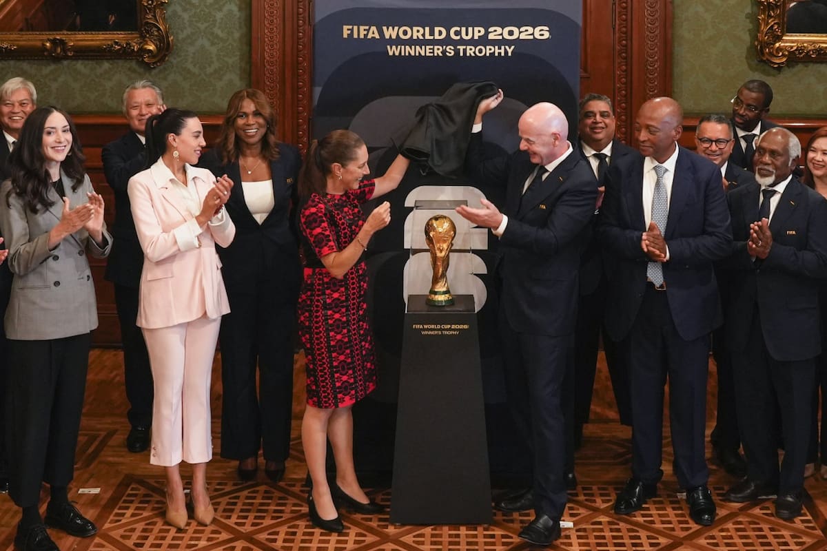 Sheinbaum recibió la Copa del Mundo y a Infantino en Palacio Nacional, así les dio la bienvenida