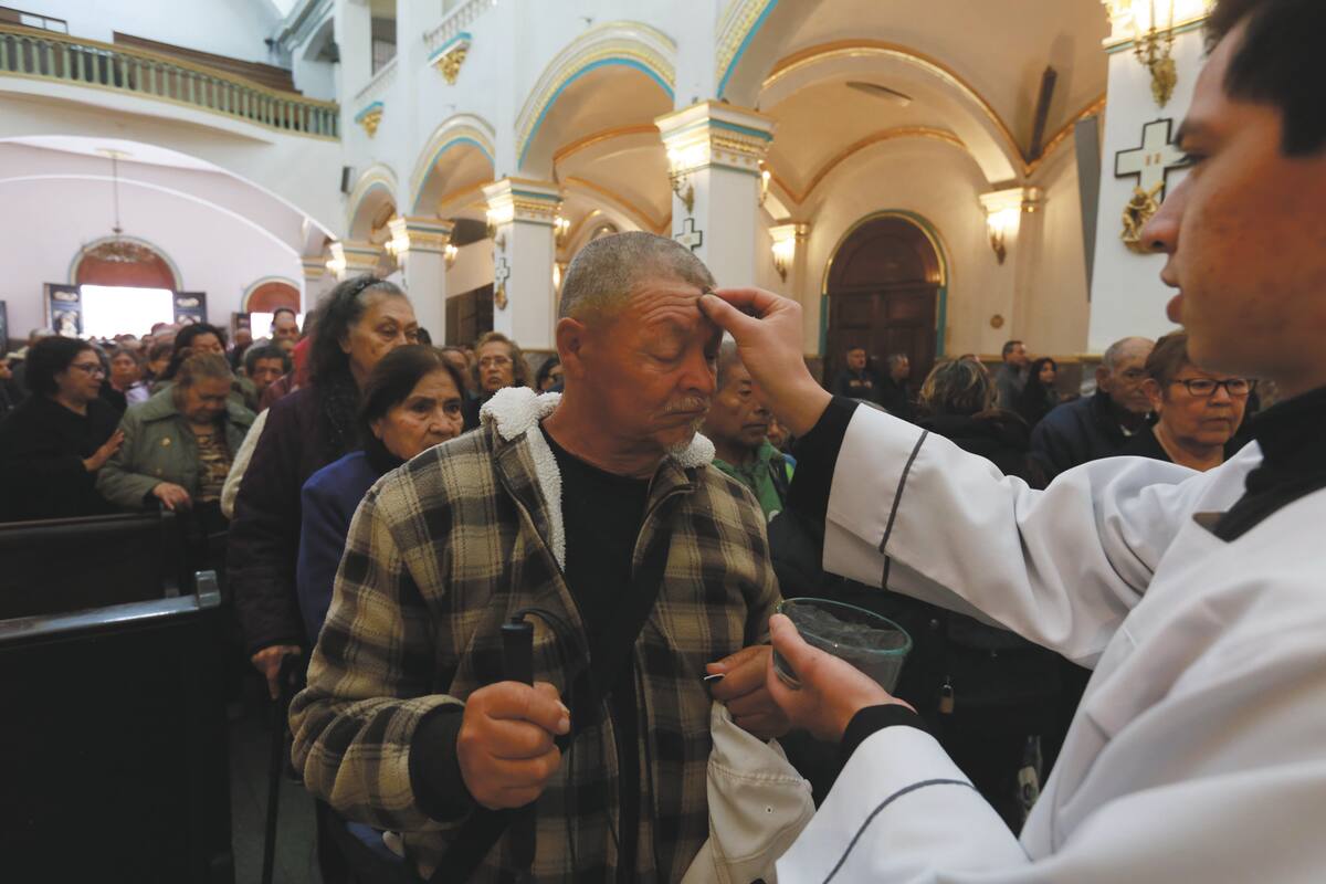 Cientos de creyentes católicos acudieron a la Catedral de Tijuana en zona centro, al tradicional Miércoles de Ceniza con el que inicia la cuaresma y el inicio de la celebración de Semana Santa.