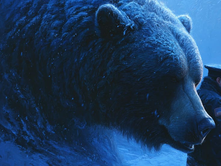 “Es lo más ruso que he visto hoy”: policía sorprende al patrullar junto a un oso en Rusia