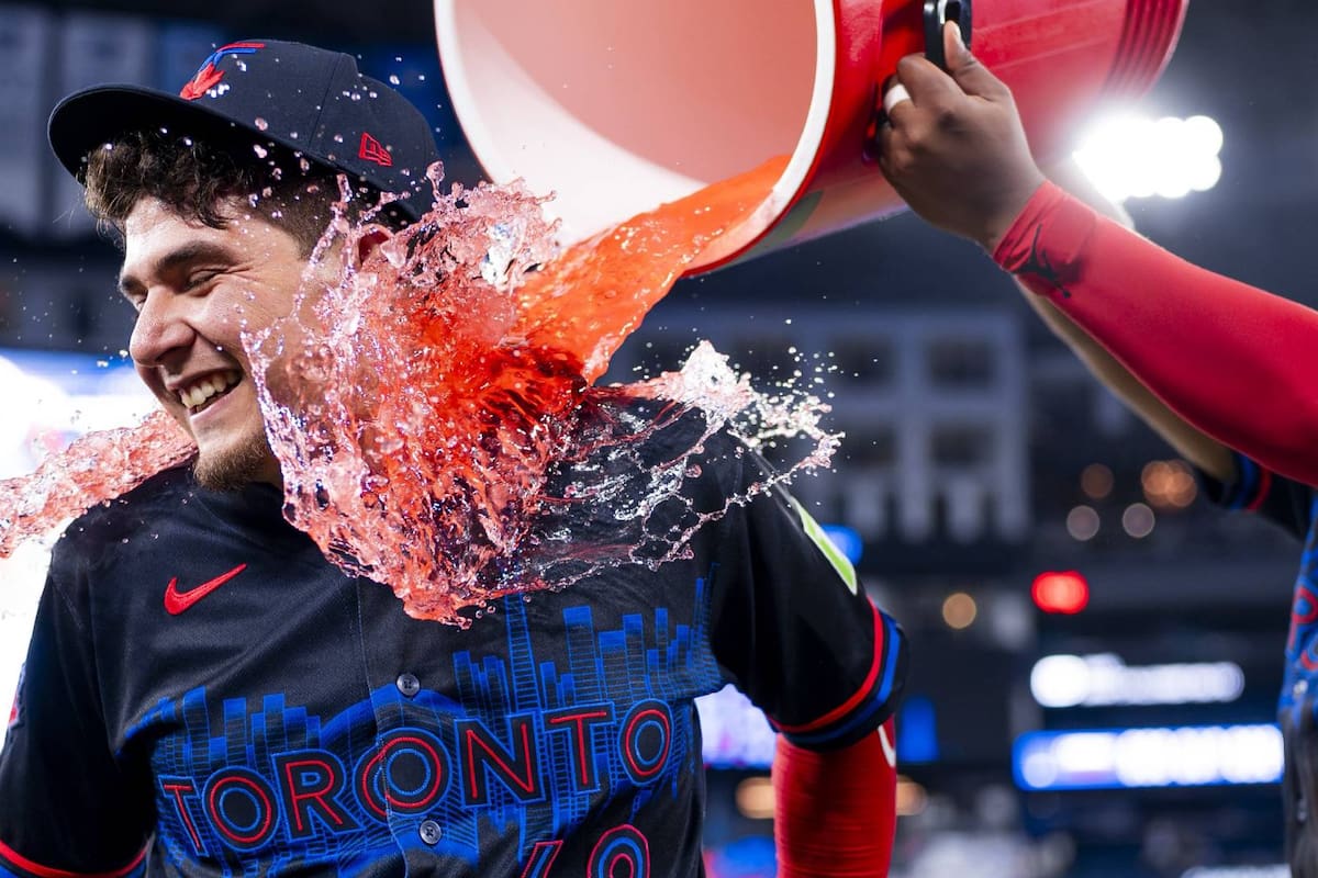 ¡Noche sonorense en Toronto! Luis Urías produce las carreras del triunfo de Blue Jays y Brandon Valenzuela conecta tres hits