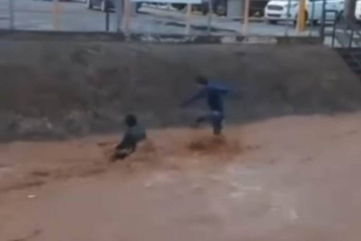 Hermosillo: Cae niño a canal; joven héroe lo rescata