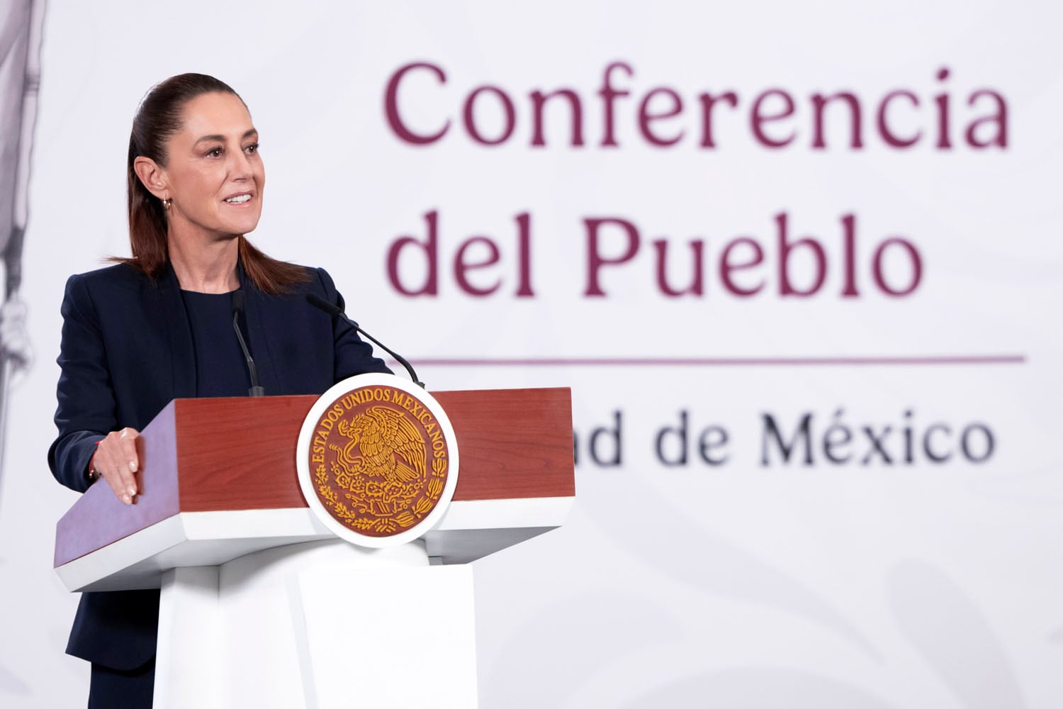 La presidenta constitucional de los Estados Unidos Mexicanos, la Doctora Claudia Sheinbaum Pardo en conferencia de prensa matutina en el salón de la Tesorería de Palacio Nacional. | Crédito: Gabriel Monroy/Presidencia