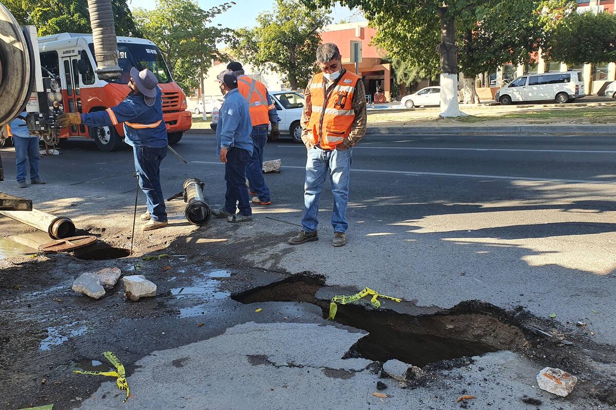 Ruptura de tubo provoca socavón en la Periodista; lo reparan