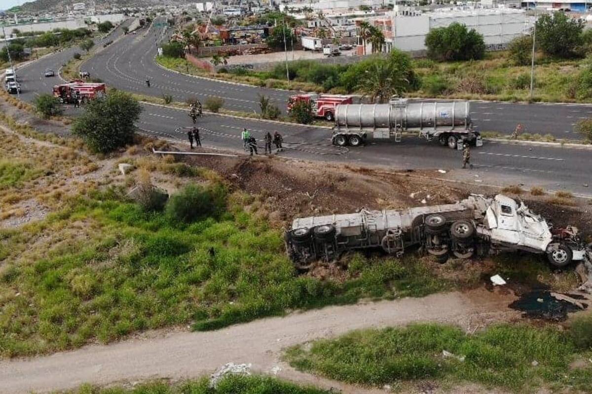 Se voltea cisterna cargada con combustible y cierran circulación en carretera Hermosillo - La Colorada