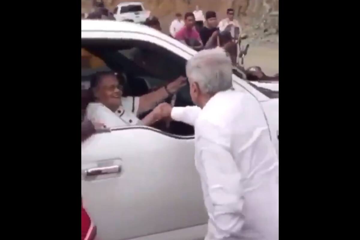“Ya recibí tu carta”: Captan a AMLO saludando a madre de “El Chapo”
