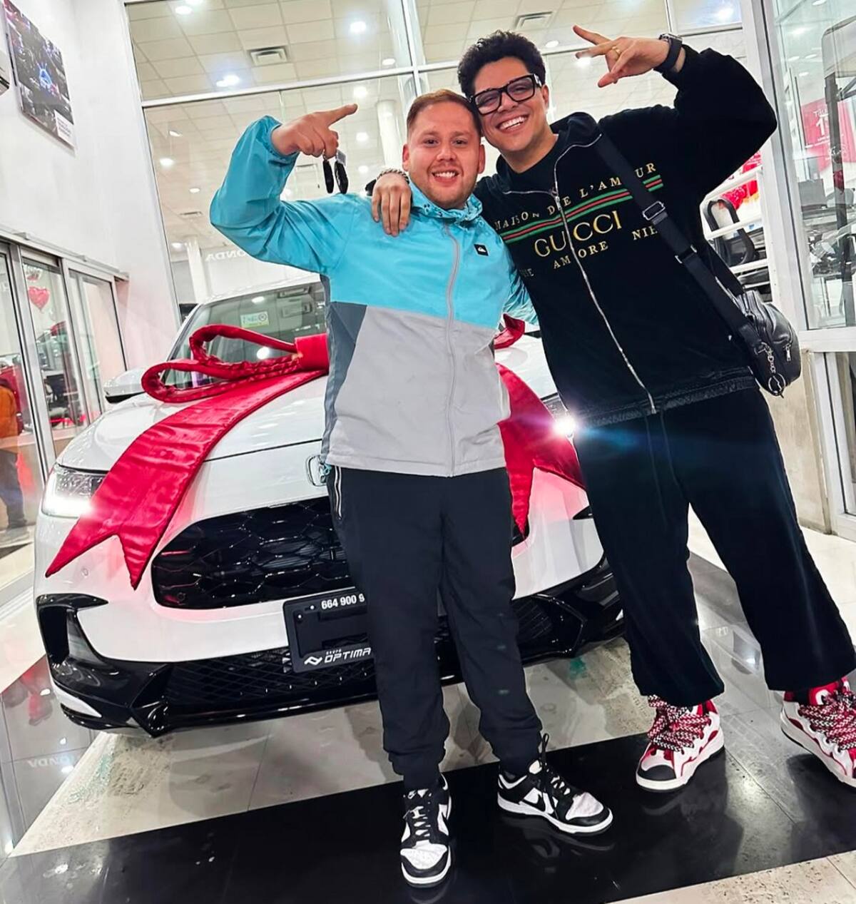 El primo de Eduin Caz también ha sido otro de los beneficiados con sus costosos regalos.