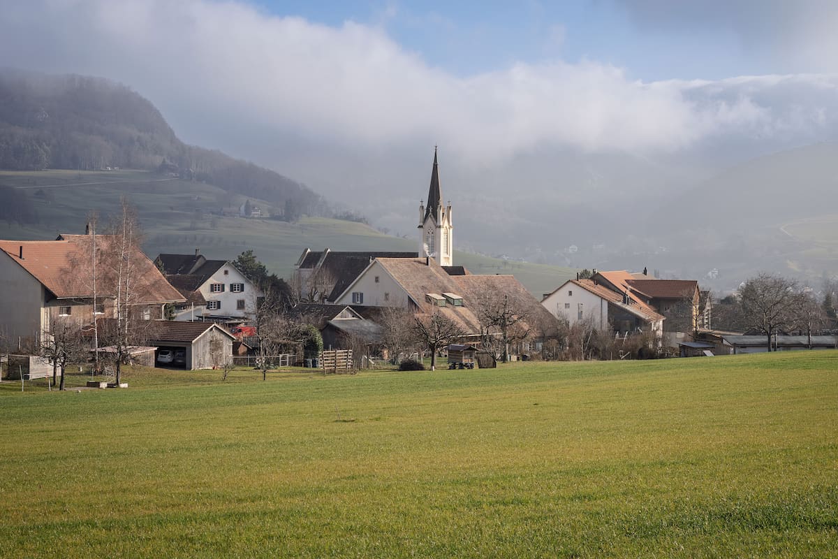 Una familia de Francia ofrece alojamiento, tres comidas al día y dos días libres a voluntarios que trabajen 25 horas semanales en jardinería y mantenimiento, pero exige viajar en pareja o con un amigo y cubrir los gastos del traslado