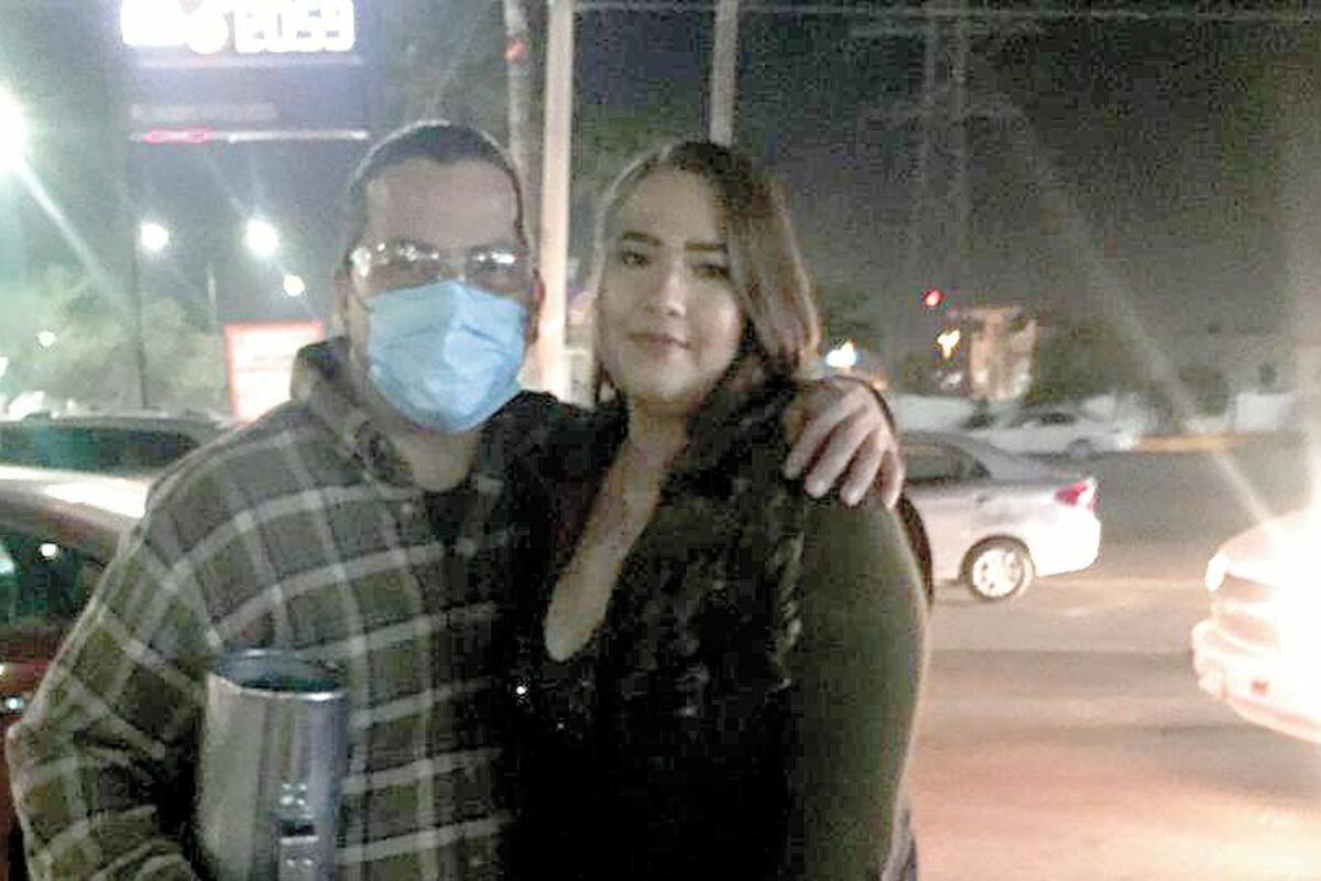 Regalan cena navideña a ex vocalista del Tropicalísimo Apache