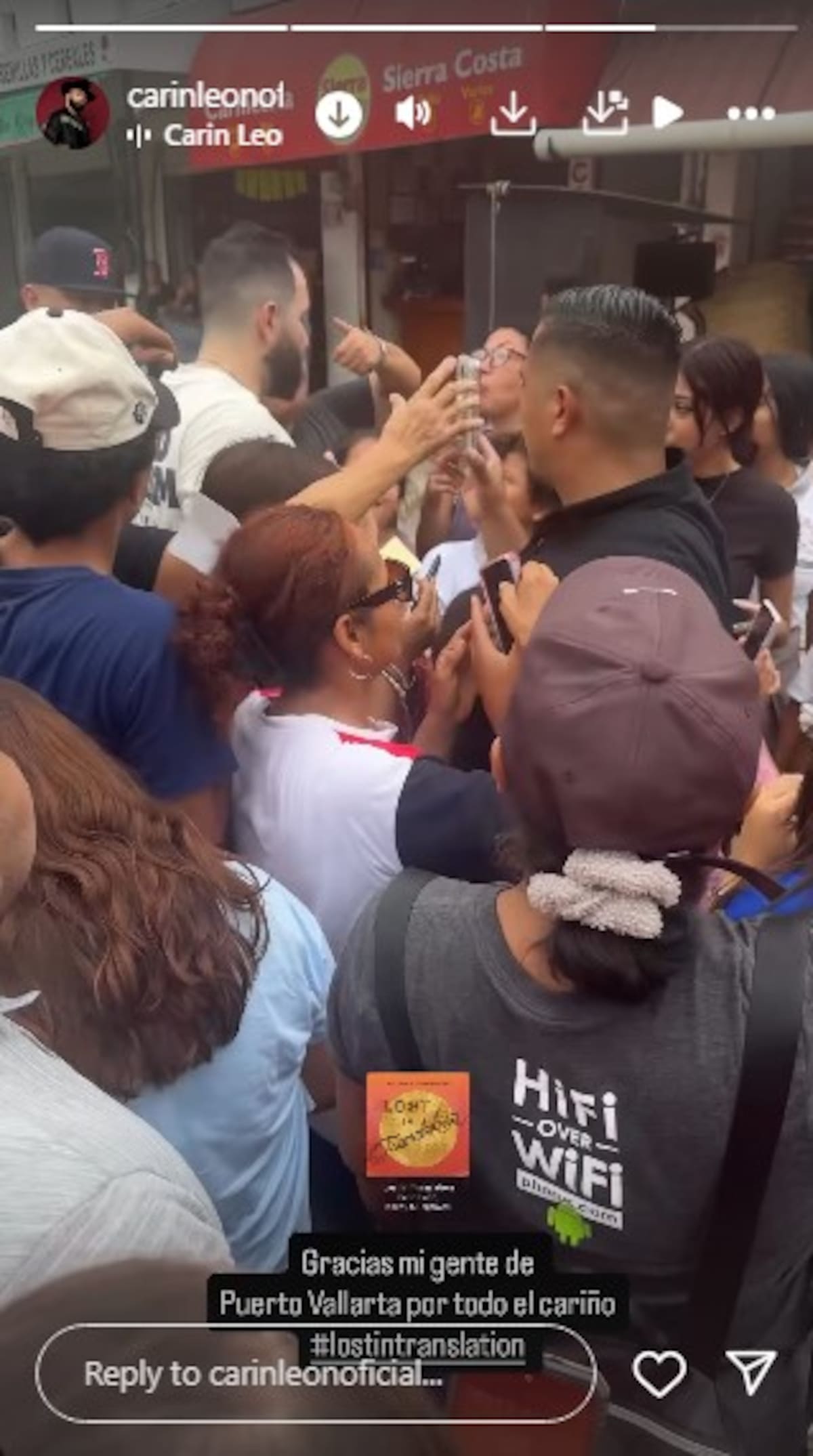 Carín León rodeado de sus fans en las calles de Puerto Vallarta / Instagram @carinleonoficia
