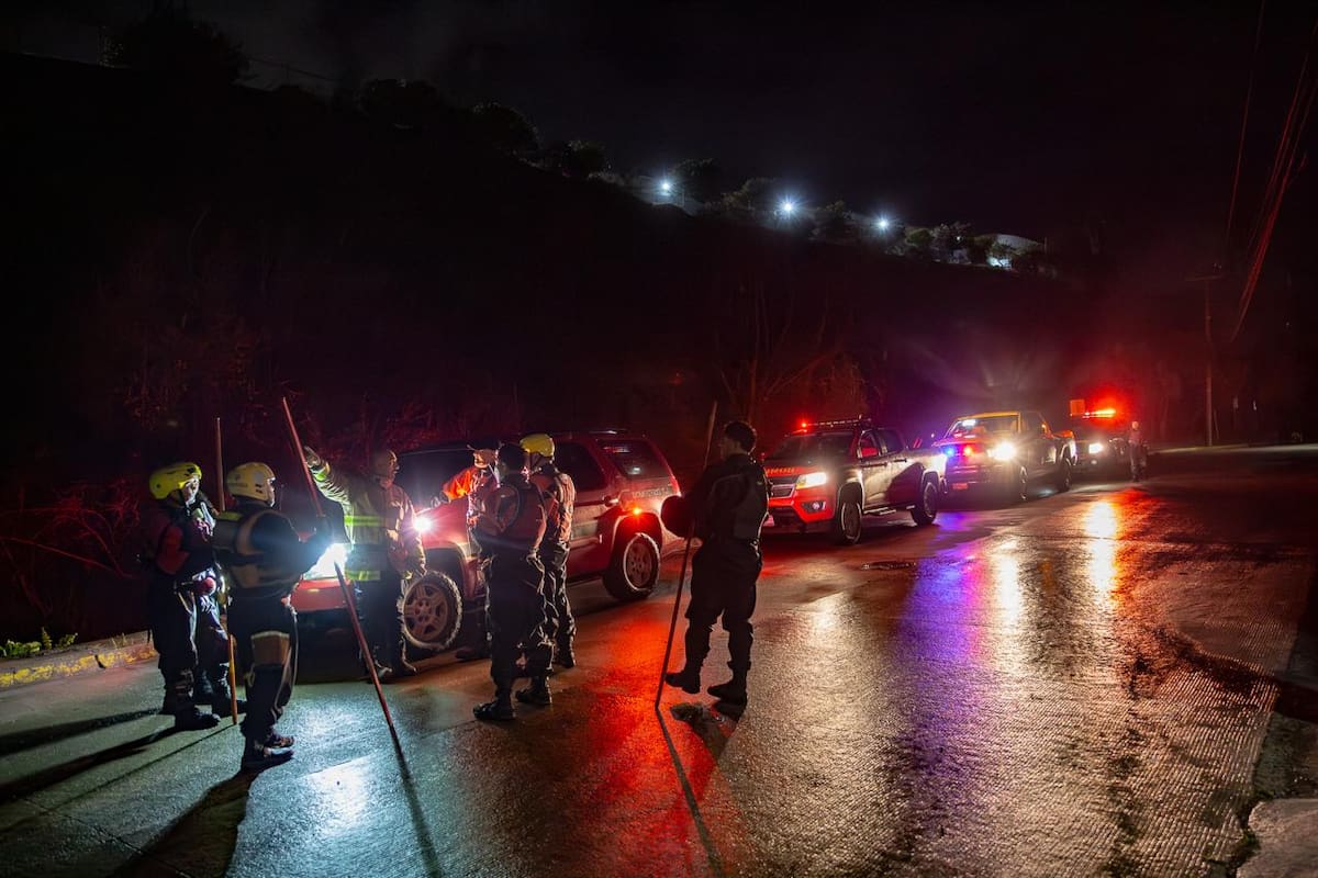 Corriente arrastra a padre e hija en El Tecolote; menor es rescatada y hombre continúa desaparecido