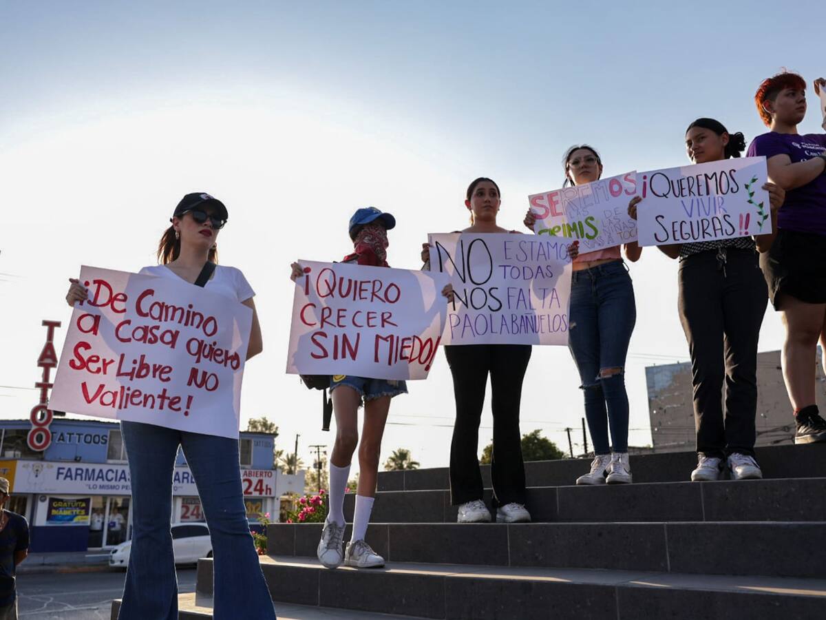 Decenas de mexicalenses se reunieron en el monumento a Benito Juárez para exigir justicia por Paola Andrea, cuyo cuerpo fue encontrado esta mañana. Foto: Javier Gallegos