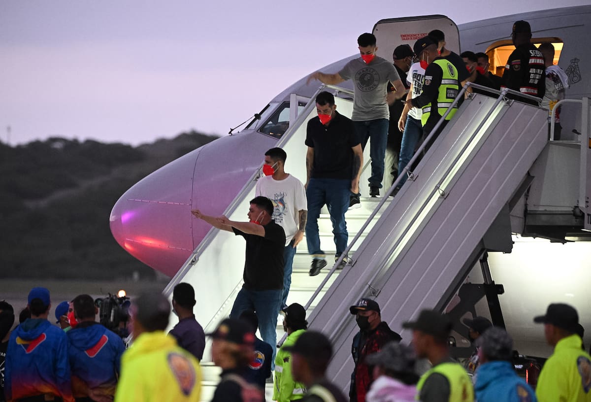 (250718) -- LA GUAIRA, 18 julio, 2025 (Xinhua) -- Migrantes venezolanos que se encontraban detenidos en El Salvador por Estados Unidos descienden de un avión a su llegada al Aeropuerto Internacional Simón Bolívar, en Maiquetía, estado de La Guaira, Venezuela, el 18 de julio de 2025. El presidente venezolano, Nicolás Maduro, informó el viernes que llegaron a Venezuela, en calidad de repatriados, los 252 migrantes venezolanos que se encontraban detenidos en El Salvador por disposición de Estados Unidos. (Xinhua/Str) (ms) (vf)