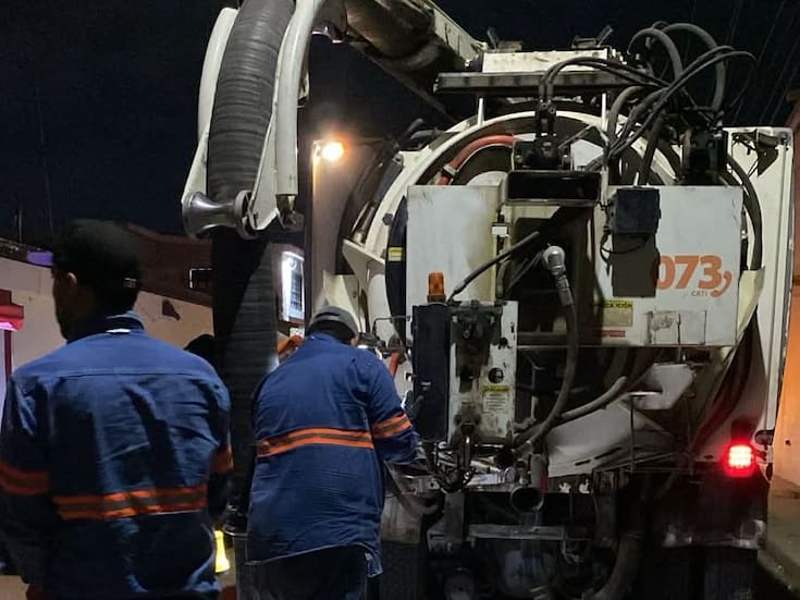 Agua de Hermosillo atiende protesta por problemas de drenaje en la colonia Sahuaro