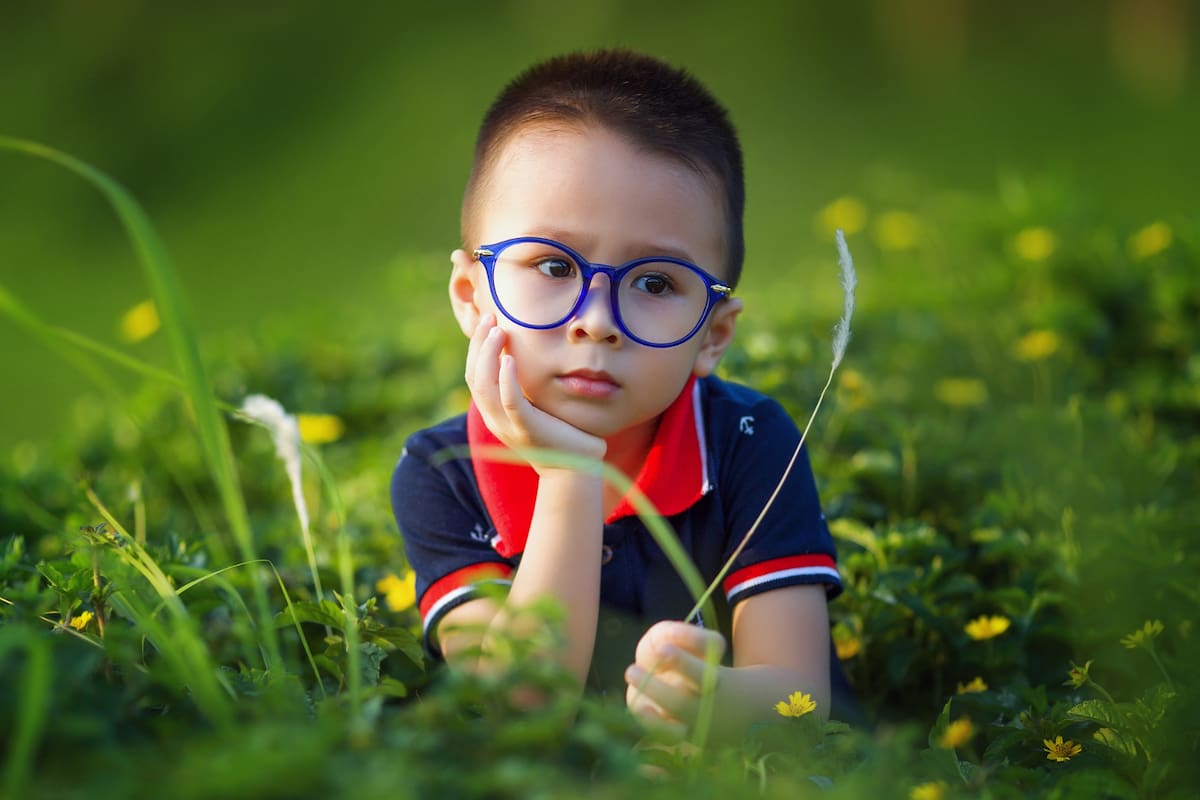El tiempo que deben pasar los niños al aire libre para evitar miopía