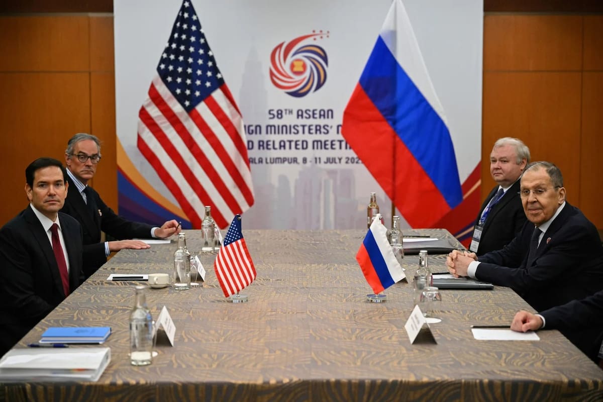 El secretario de Estado de EE UU, Marco Rubio (izquierda), se reúne con el ministro de Asuntos Exteriores de Rusia, Sergei Lavrov (derecha), al margen de la reunión de Ministros de Exteriores de la ASEAN en Kuala Lumpur, el jueves 10 de julio de 2025. | Crédito: Mandel Ngan/pool vía AP