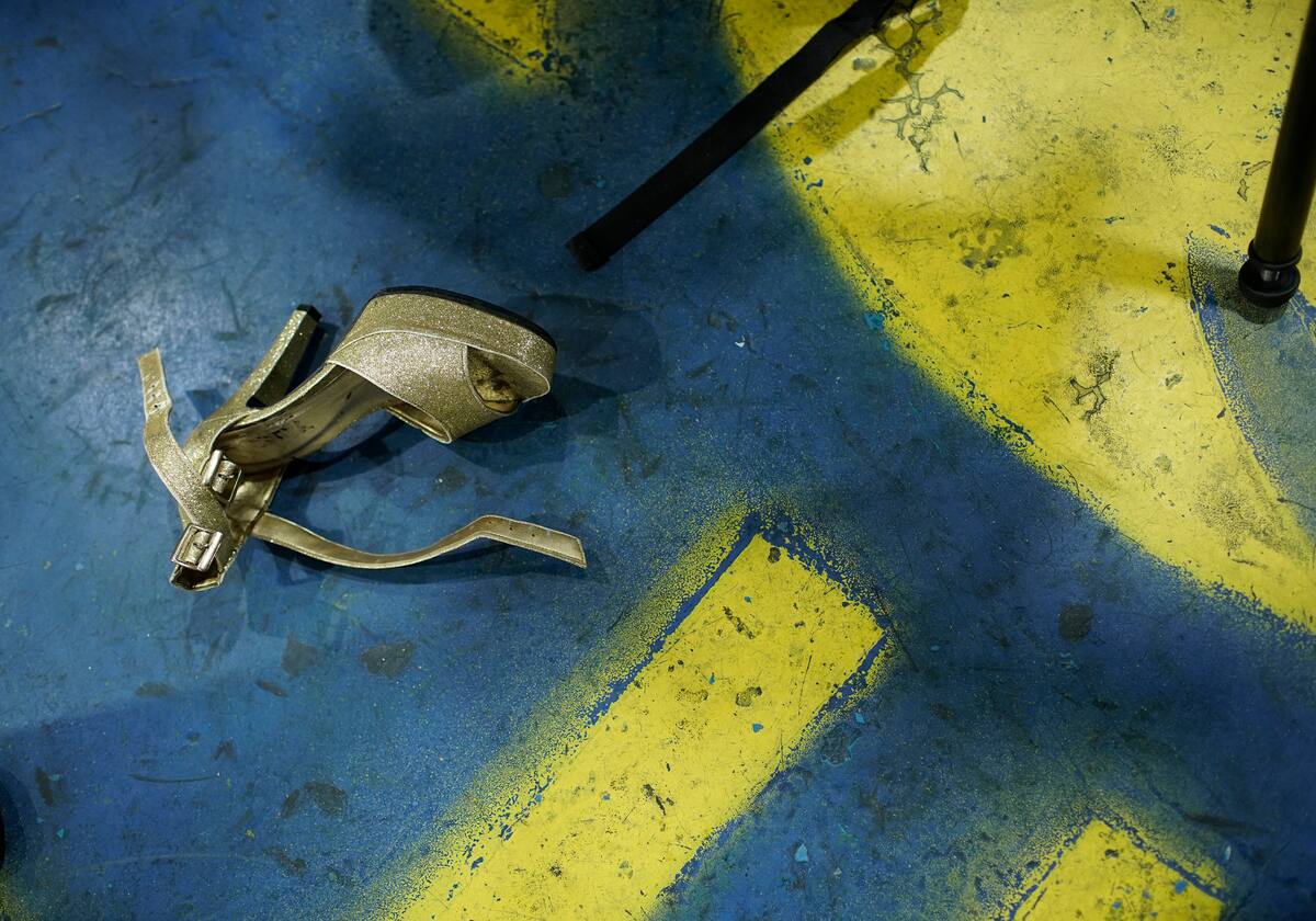 En esta imagen, tomada el 27 de enero de 2020, un zapato sobre el piso antes de un ensayo de la escuela de samba Paraíso de Tuiuti en Río de Janeiro, Brasil. La escuela ha sido la cuna de la cultura del Carnaval para la gente de clase obrera de cerca del centro de Río de Janeiro por más de 60 años. (AP Foto/Silvia Izquierdo)