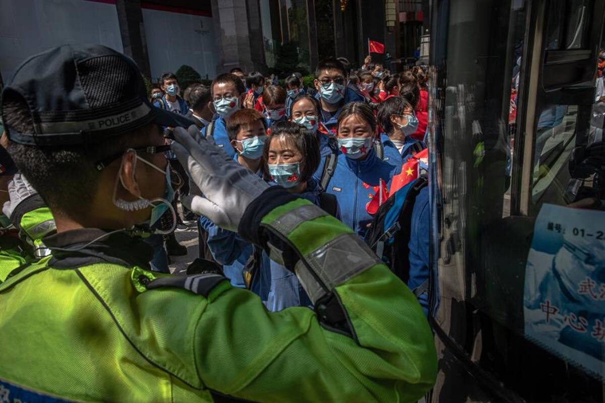Wuhan se despide de médicos que combatieron el coronavirus