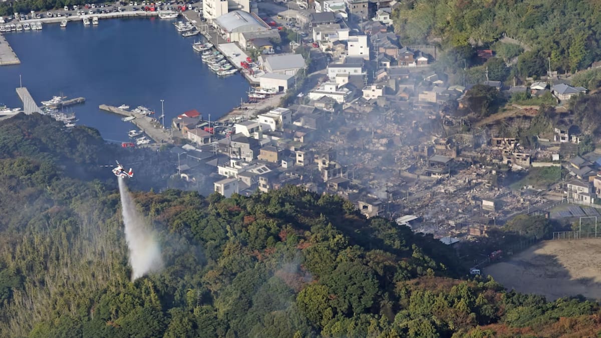 El fuego inició el martes por la tarde en la ciudad costera de Oita y obligó a la evacuación de 175 personas. (Reuters)