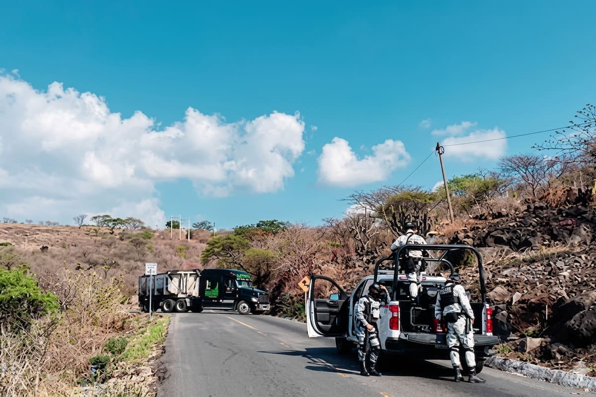 Bloquean criminales vías en Michoacán