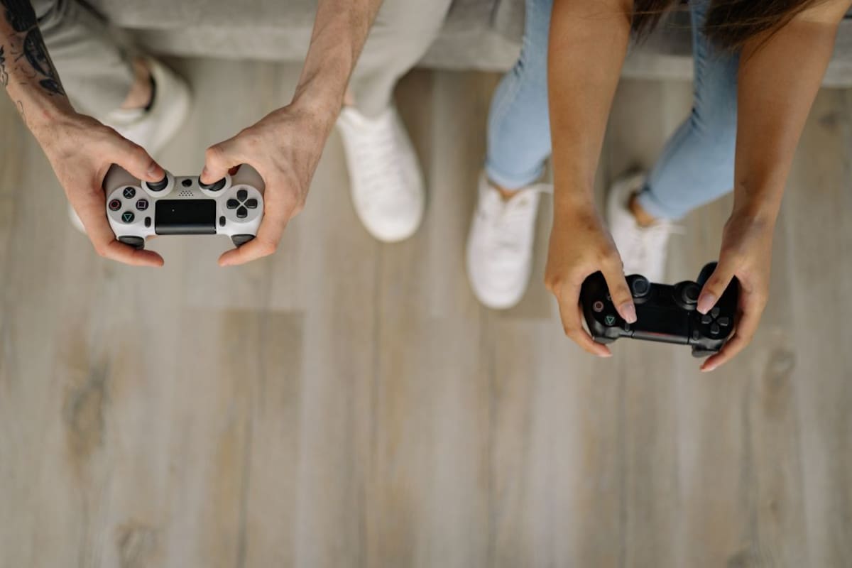 Estudio psicológico revela que adultos mayores de 30 años que juegan videojuegos no presentan mayor inmadurez, sino beneficios en cognición y manejo del estrés