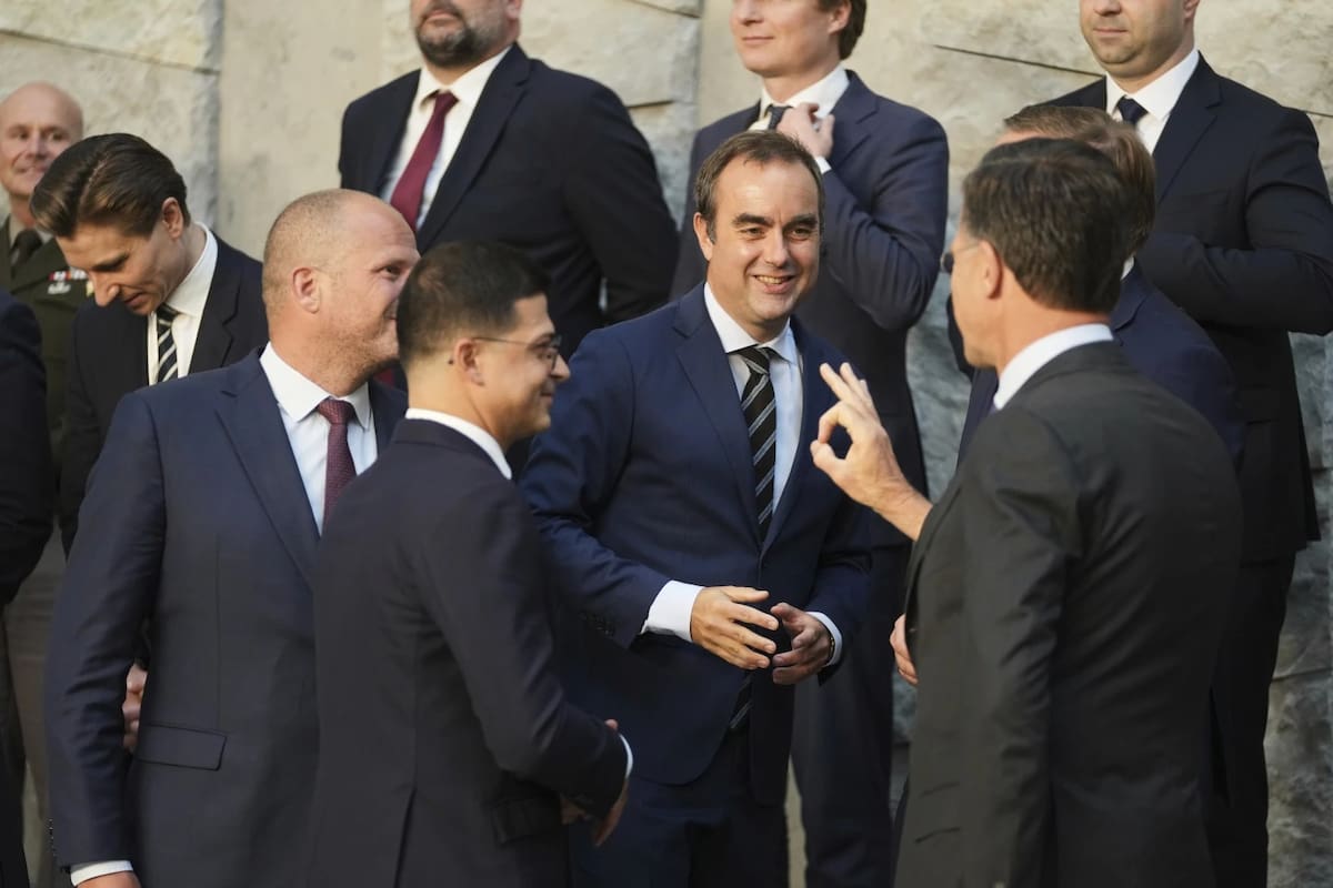 El ex ministro de Defensa francés, Sébastien Lecornu (centro), habla con el secretario general de la OTAN, Mark Rutte (segundo por la derecha), durante una foto grupal de los ministros de Defensa de la OTAN en la sede de la OTAN en Bruselas, el 5 de junio de 2025. | Crédito: AP/Virginia Mayo
