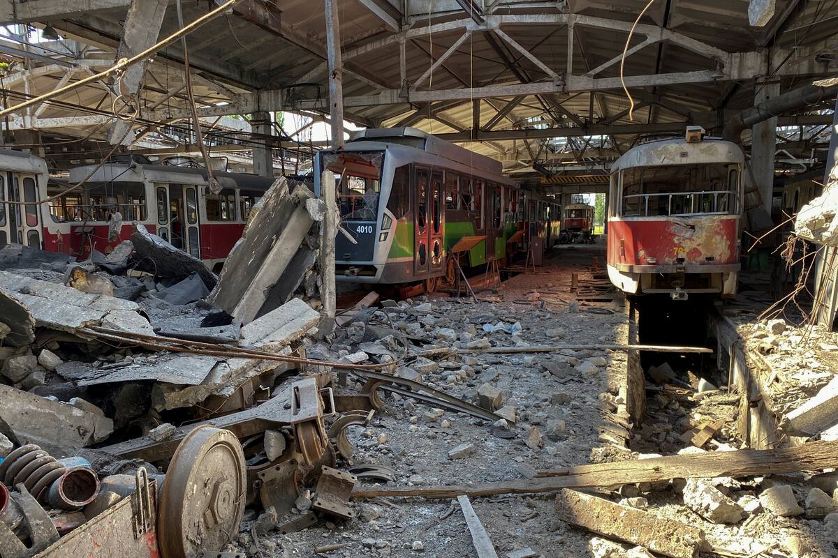 Una vista muestra un depósito de tranvías destruido por un ataque con misiles rusos, mientras continúa el ataque de Rusia contra Ucrania, en Járkov, Ucrania, el 18 de junio de 2022. REUTERS/Vitalii Hnidyi