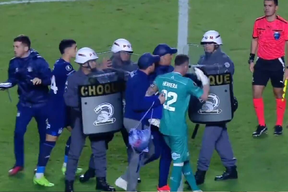 VIDEO: Futbolistas argentinos se encaran con policías en partido de Copa Libertadores