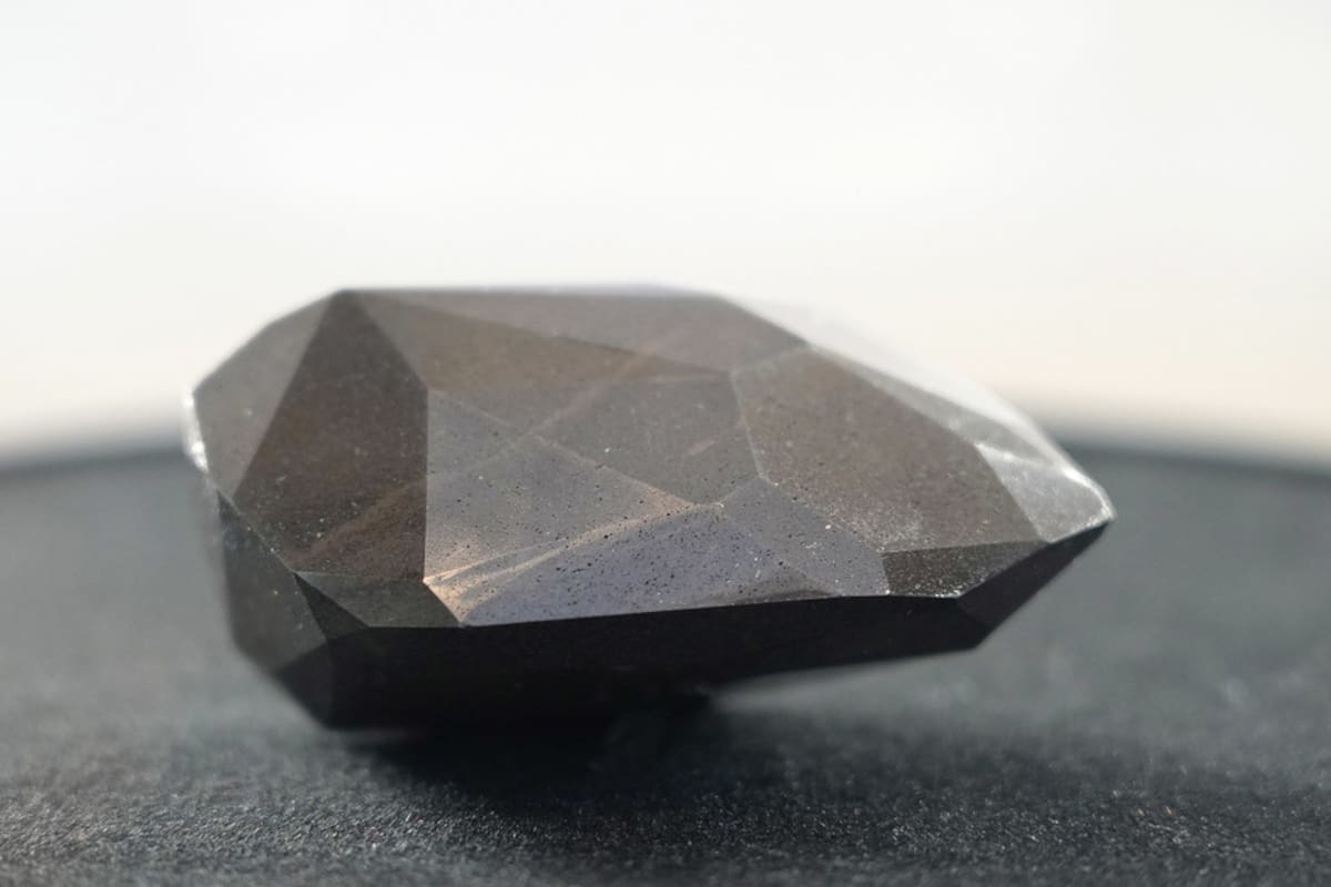 Subastan diamante negro al que los científicos atribuyen un origen interestelar