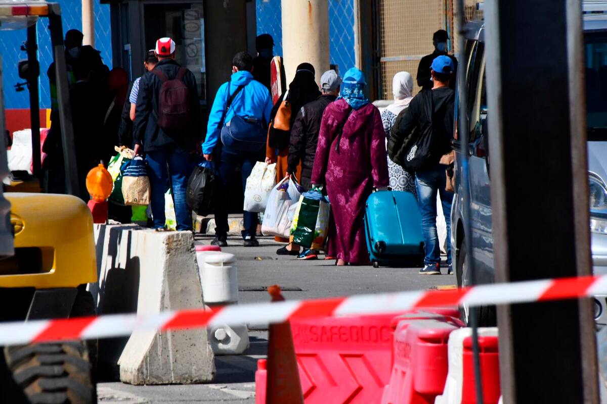 En esta imagen del viernes 22 de mayo de 2020, ciudadanos marroquíes esperando a la repatriación tras quedarse varados en España por la pandemia del coronavirus, en el enclave español de Ceuta, España. (Faro de Ceuta via AP)